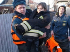 «Блокнот Волгограда»: Девочка провалилась под лед в затопленном районе Волгоградской области