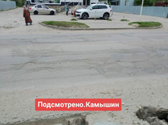 Камышане показали в соцсетях место на дороге в 6-м микрорайоне, где можно переломать ноги