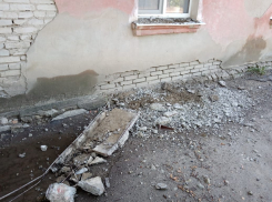 В Камышине на улице Титова размокла от дождя и обвалилась часть опасного балкона: к счастью, не на голову прохожим