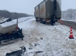 Еще один несчастный скончался на месте аварии на заснеженной трассе в Волгоградской области (ВИДЕО)
