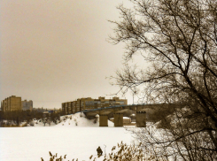 Камышан насторожила бетонная крошка, осыпающаяся на лед с Бородинского моста (ВИДЕО)