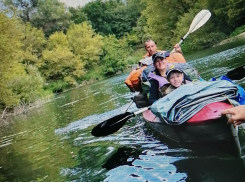 Взрослые и юные камышане отправились в сплав любоваться Медведицей и делать ее берега чище