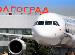 В Волгограде экстренно сел самолет из Грозного, потому что на борту умирала двухлетняя девочка