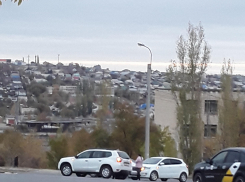 С утра в Камышине на свободной площадке не разъехались иномарки