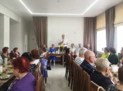 Спикер Камышинской городской думы Владимир Пономарев выпил чаю с текстильщиками в преддверии их профессионального праздника