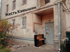 В Камышине жители «не могут донести» дальше собственного подъезда ненужную мебель
