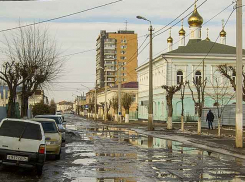 В Камышине дождь «смывает» асфальт с дорог, и в городе выборочно начали заделывать ямы кирпичом