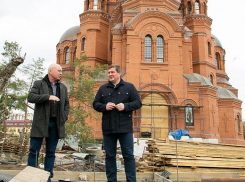 Губернатор Андрей Бочаров встретил Пасху на стройплощадке собора Александра Невского, без маски, и поздравил всех православных
