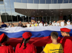 Огромный символический триколор развернули участники патриотической молодежной акции в Камышине