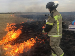 Недалеко от границы Камышинского района пожарные борются с огнем в степи на квадроциклах (ВИДЕО)