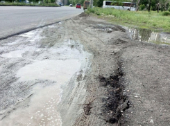 Камышане напомнили властям города о развороченной автобусной остановке