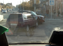 В Камышине у ЦКД «Дружба» не поделили дорогу две легковушки