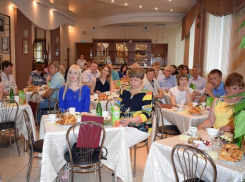 По случаю Дня российского предпринимательства оставшийся «в живых» бизнес Камышина собрался за столами - на непосвященный взгляд, чайными