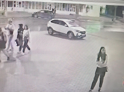 Полиция просит помощи в установлении личности граждан - фигурантов инцидента с избиением металлической тростью у ДК «Текстильщик» в Камышине (ВИДЕО)