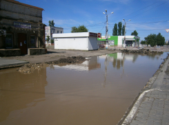 В Камышине в районе бухты после дождей разлилось непроходимое море: что с ливневками?