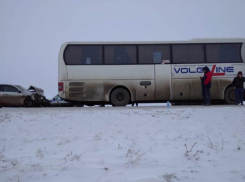 На «федералке» 23-летний таксист влетел с полным салоном под автобус «МАН»