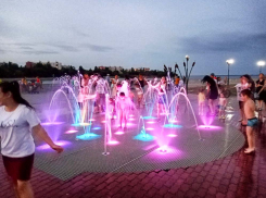 В нестерпимую 35-градусную жару подсвеченный плоский фонтан на набережной стал в Камышине эстетическим городским «душем» (ВИДЕО)