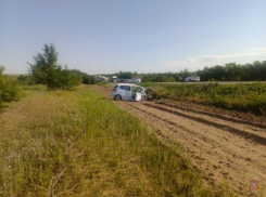 В страшном тройном лобовом ДТП на трассе в Камышинском районе у автомобиля вырвало двигатель