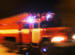 Из-за огня и дыма на складе в промзоне Камышина пришлось эвакуировать 5 человек