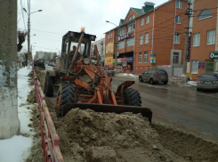 В Камышине на улице Пролетарской коммунальщики начали очищать от снега обочины проезжей части