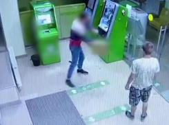 Двое парней взломали банкомат Сбербанка стулом