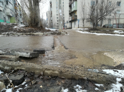 Камышане выложили в соцсетях фото ямы на третьем городке, которая претендует разделить популярность с лужей у управления Пенсионного фонда