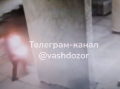 На видео попал поджог здания администрации в Камышине на улице Октябрьской, 60 , - «Блокнот Волгограда»