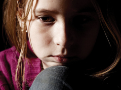 «Жгучий красавец» отвел 12-летнюю девочку в тихий двор и пустился в разврат