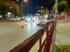 В Камышине на улице Ленина молодой мотоциклист задел два автомобиля и погиб вчера, 13 октября (ВИДЕО)