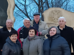 «Любовь, комсомол и весна»: ветераны ВЛКСМ принесли цветы к памятнику Герою России Александру Колгатину в Камышине