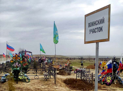 На участке воинских захоронений в Камышине родственники погибших героев СВО провели «планерку» для первого заместителя главы города Дмитрия Резвова