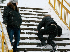 Камышане жалуются в соцсетях, что ото льда в городе не очищены даже лестницы в микрорайонах