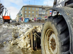 В Камышине решили помочь высыхать тротуарам и вывезти грязный снег