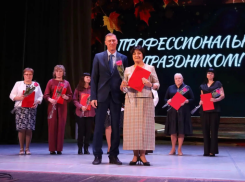 В Камышине «в хвост» событию чествовали педагогов, глава города Станислав Зинченко на торжестве не появился