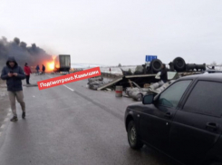 «Здесь ад, есть погибшие», - страшная авария случилась сегодня, 8 февраля, в Камышинском районе на трассе у поворота на село Дворянское (ВИДЕО)