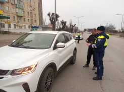 В Камышине сотрудники ГИБДД вышли проверять, все ли водители «переобулись»