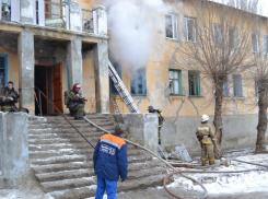 Пожар с трупом в общежитии Камышина заставил главу города Станислава Зинченко искать временное жилье погорельцам 