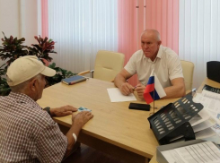 Спикер Камышинской городской думы Владимир Пономарев доложил, что все проблемы с личного приема он взял на контроль, на какое время взял - тайна