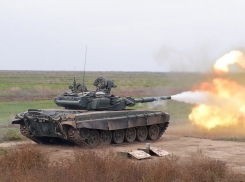 Танковые экипажи из мобилизованных камышан проходят подготовку на полигоне в Волгоградской области