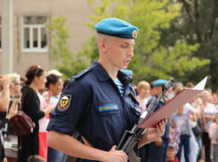 В Камышине новобранцы 56-й ДШБР присягнули на верность Отечеству и получили особый отличительный знак «Гвардия»