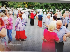 В Камышине местная телестудия «Акценты» продемонстрировала, как «зажигают» в парке на танцах пенсионеры - осенью, будто весной! 