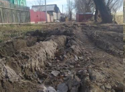 Жители улицы Нижней в Камышине просят авторов колеи оставить свои джипы и показать, как горожане должны преодолевать их творение