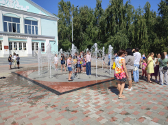 Камышане вышли «намокнуть» под фонтаном у «Дружбы» по случаю его открытия