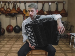Баянист-виртуоз из Камышина, одиннадцатиклассник Михаил Прокусов стал губернаторским стипендиатом в области культуры