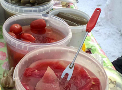 Засолочная база в Камышине бесплатно раздает перекисшие арбузы, помидоры и яблоки