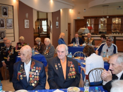 Главы Камышина вместе с ветеранами хором спели «День Победы»