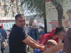 Обычный молодой парень, проходя мимо, реанимировал дедушку, которому неожиданно стало плохо, - камышанка