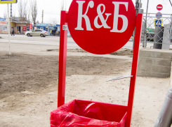 В Камышине сеть алкомаркетов «Красное и белое» к 8 марта выставила фирменные нарядные урны у магазинов
