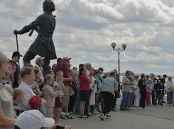 На открытии бюстов знаменитых камышан то ли общественность повернулась задом к великой персоне в истории Камышина - Петру Первому, то ли он к общественности...