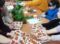 Педагоги из камышинского Центра «Спектр» изготовили и раздали землякам нагрудные знаки с символической буквой «Z»
